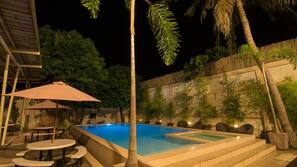 Una piscina al aire libre (de 7:00 a 23:00), sombrillas