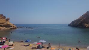 Ubicación a pie de playa y sombrillas