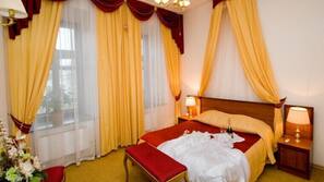Free WiFi, linens