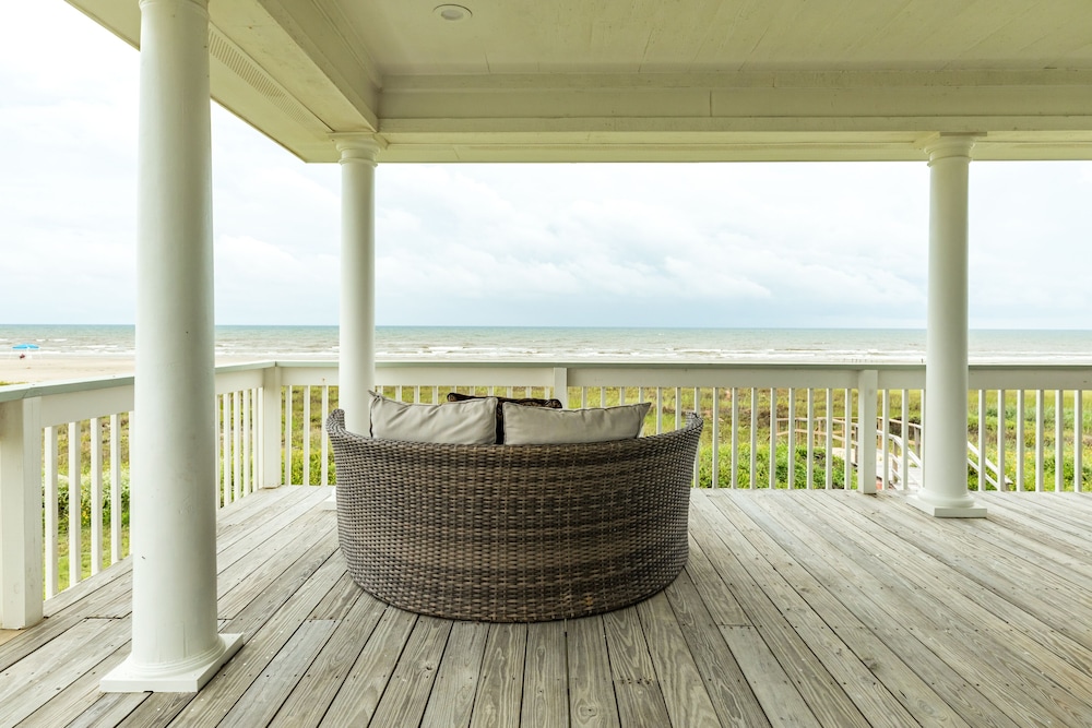 Waterfront Home W Wraparound Deck Patio Private Beach Access