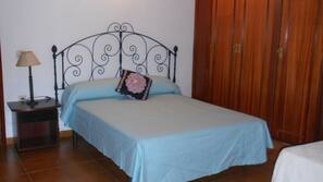 5 bedrooms, down duvet, iron/ironing board, free WiFi