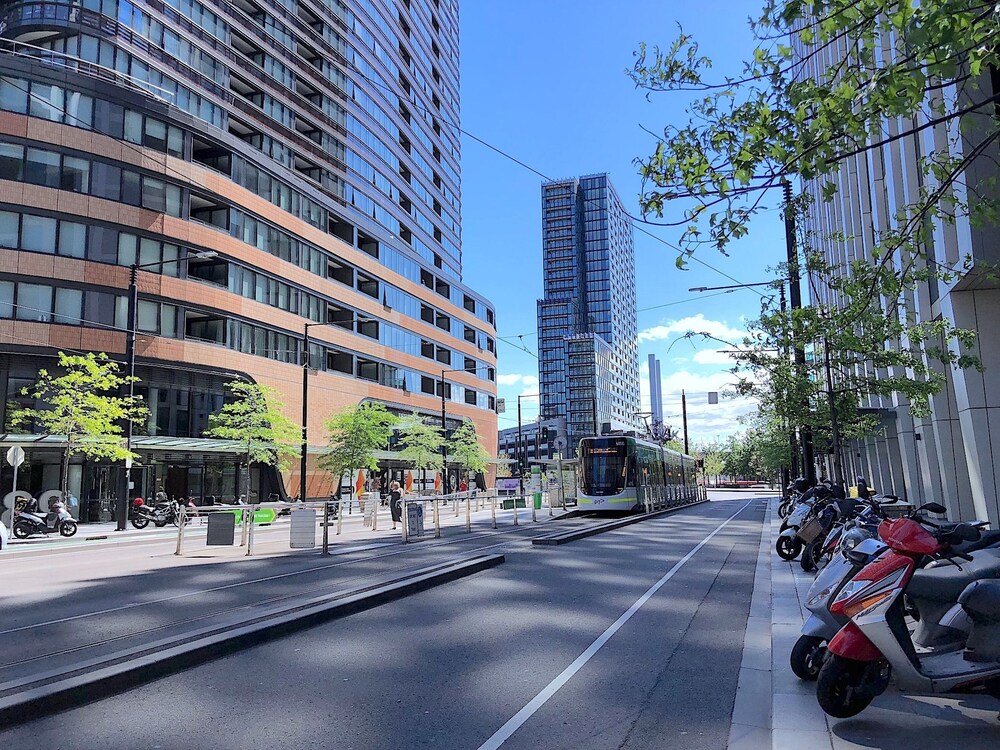 Modern Docklands Apartment in CBD