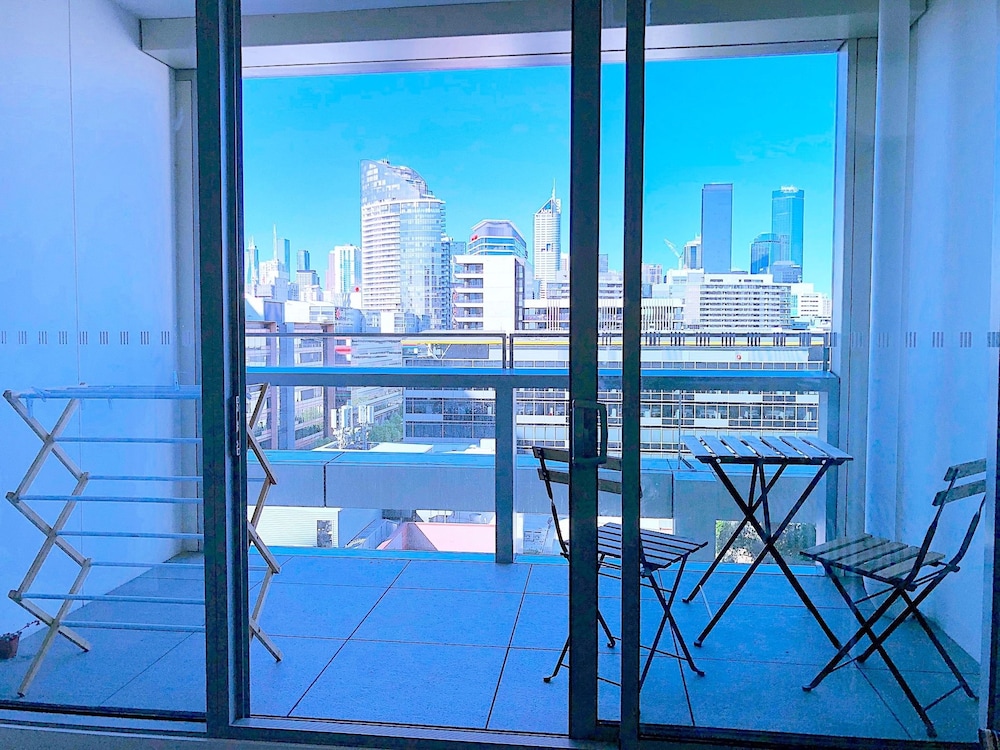 Modern Docklands Apartment in CBD