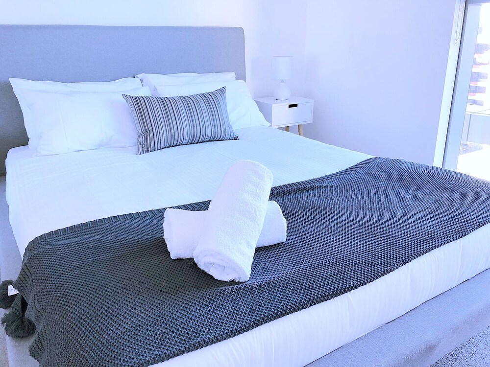 Modern Docklands Apartment in CBD