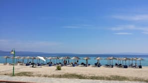 Chaises longues, parasols