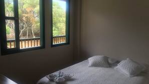 Escritorio, wifi gratis, ropa de cama y acceso en silla de ruedas
