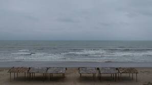 Ubicación cercana a la playa, cabañas de uso gratuito y tumbonas