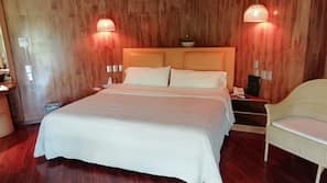 Decoración individual, cortinas opacas, wifi gratis y ropa de cama