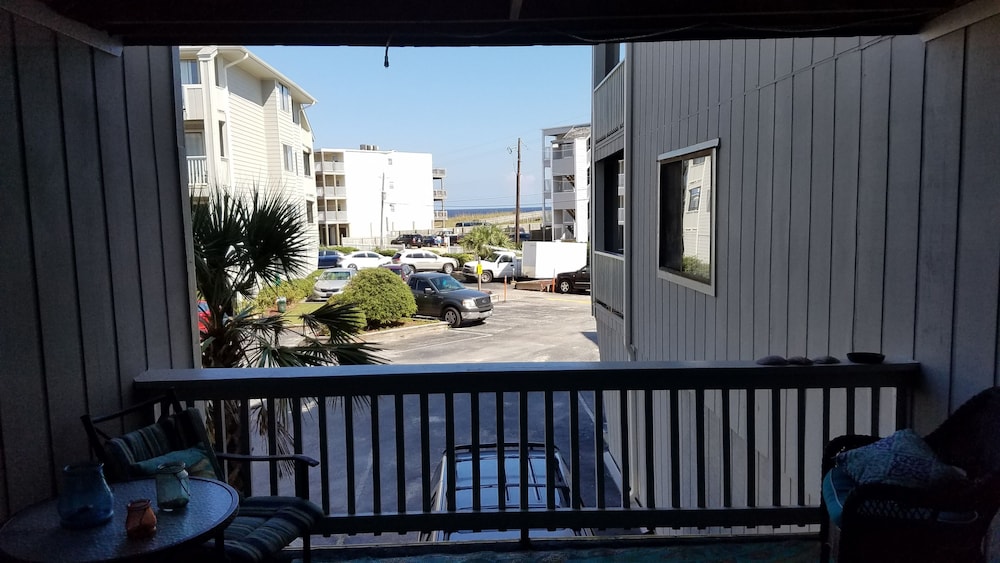 SEAHAWK HIDEAWAY is a wonderful pet friendly condo w/ Pool;ocean & marsh views. 