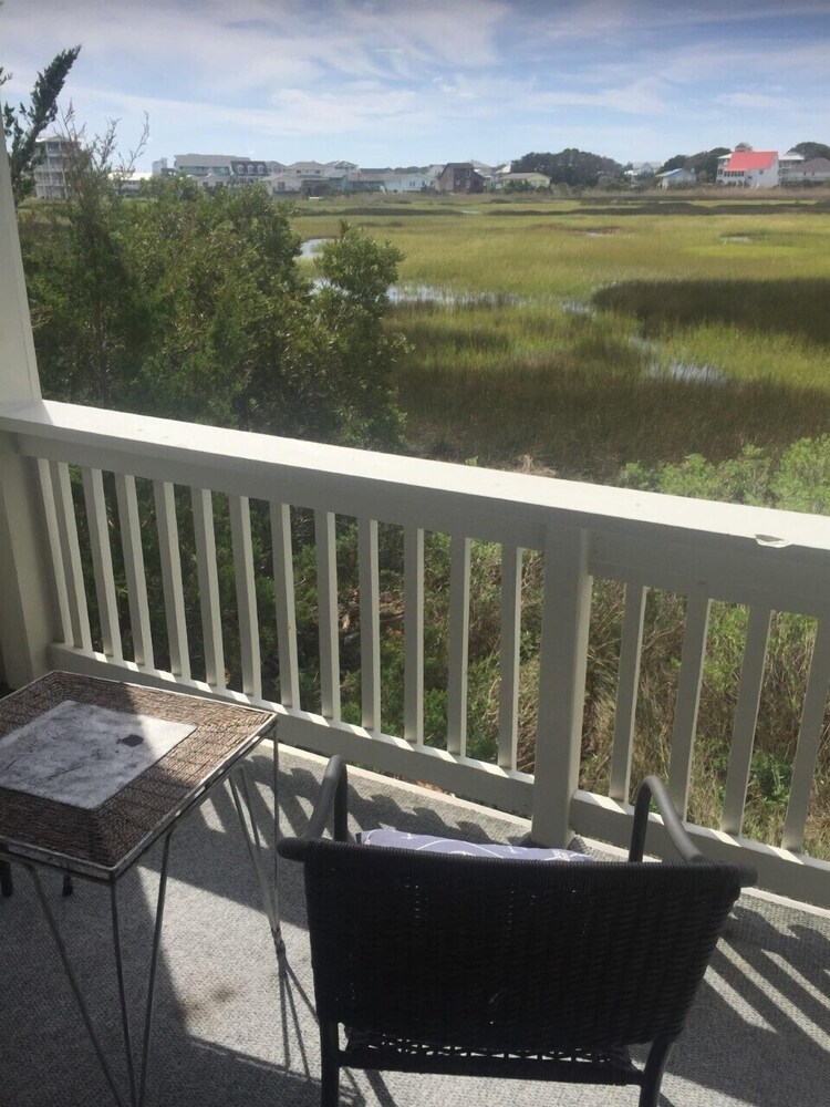 SEAHAWK HIDEAWAY is a wonderful pet friendly condo w/ Pool;ocean & marsh views. 