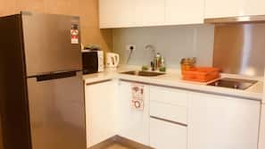 Fridge, microwave, hob