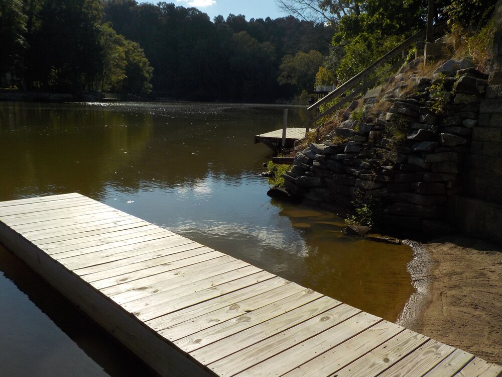Home on Shoal Creek in North Alabama set up for fishing year round. in