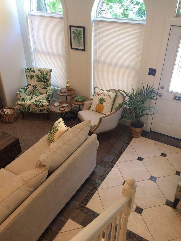 Pittsburgh’s Tropicana with outdoor year round hot tub. Fantastic