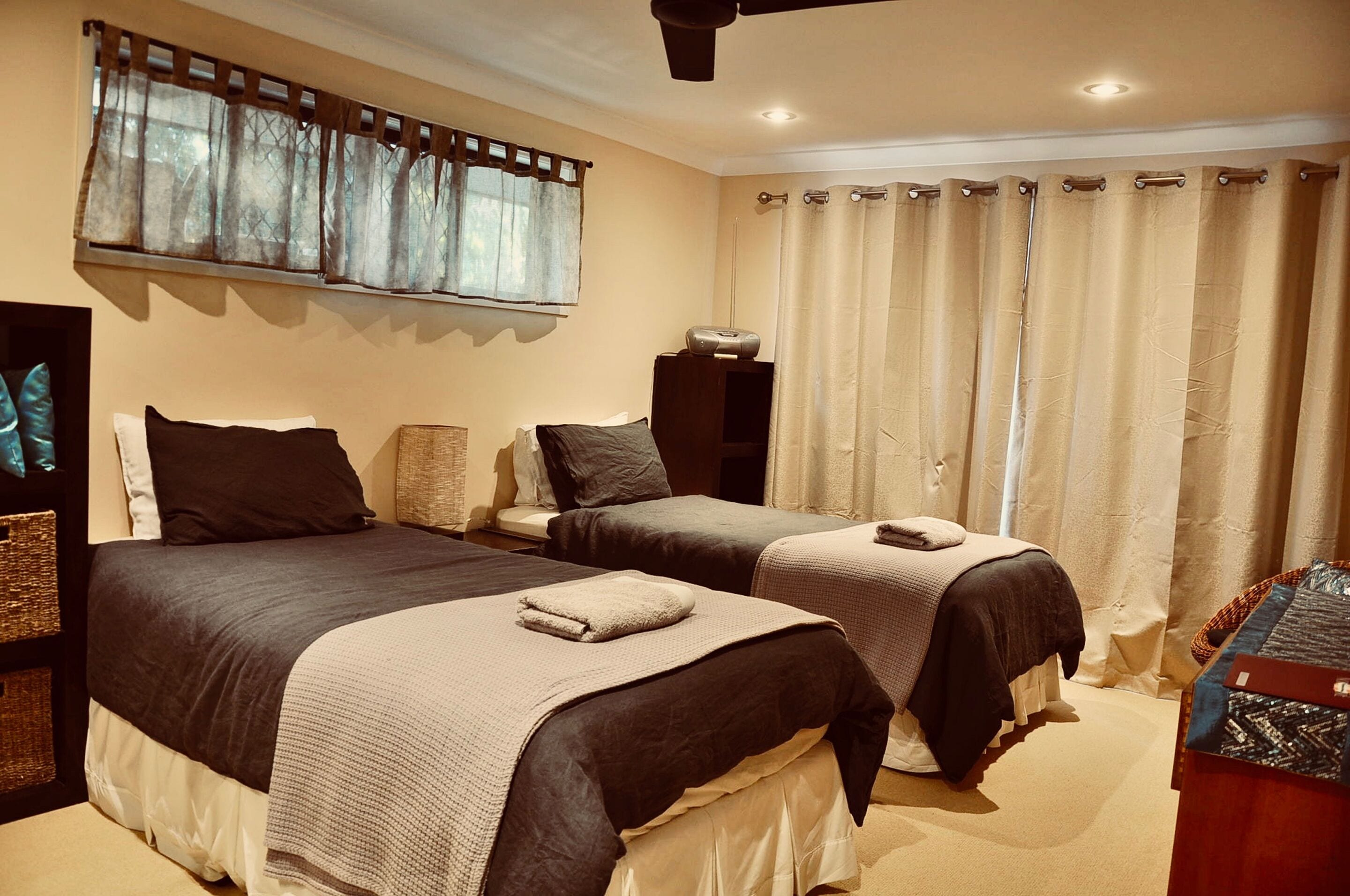 Homestay near by Bond University / Palmer golf course