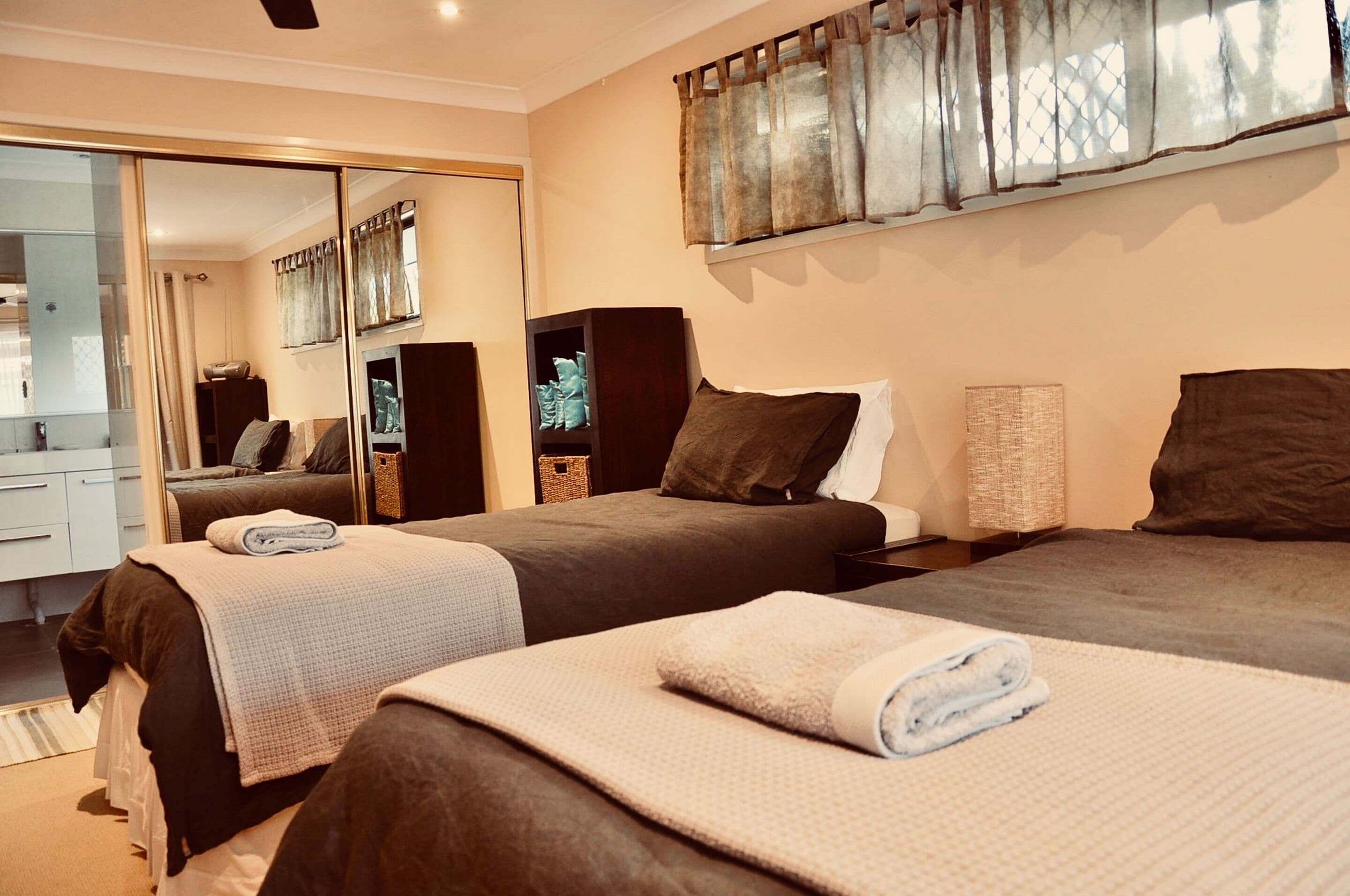 Homestay near by Bond University / Palmer golf course