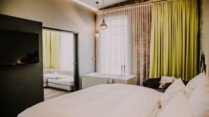 Minibar, coffre-forts dans les chambres, bureau, rideaux occultants