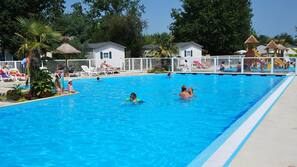 3 piscines extérieures