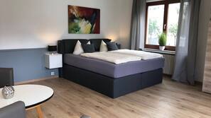 Zimmersafe, laptopgeeigneter Arbeitsplatz, kostenloses WLAN, Bettwäsche