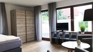 Zimmersafe, laptopgeeigneter Arbeitsplatz, kostenloses WLAN, Bettwäsche