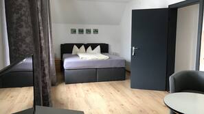 Zimmersafe, laptopgeeigneter Arbeitsplatz, kostenloses WLAN, Bettwäsche