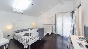 4 bedrooms, premium bedding, in-room safe, free WiFi