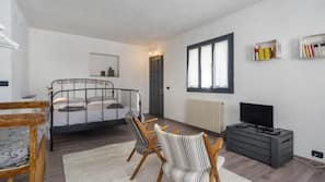 4 bedrooms, premium bedding, in-room safe, free WiFi