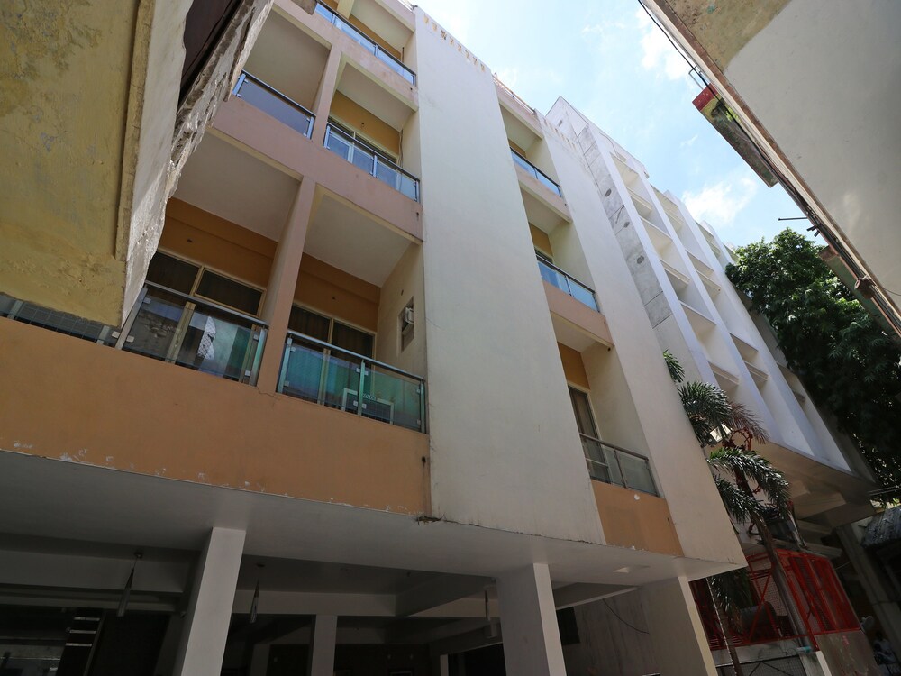 Oyo 16592 Hotel Global Inn In Lucknow Hotel Rates Reviews On Orbitz