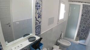 Dusche, Regendusche, kostenlose Toilettenartikel, Haartrockner