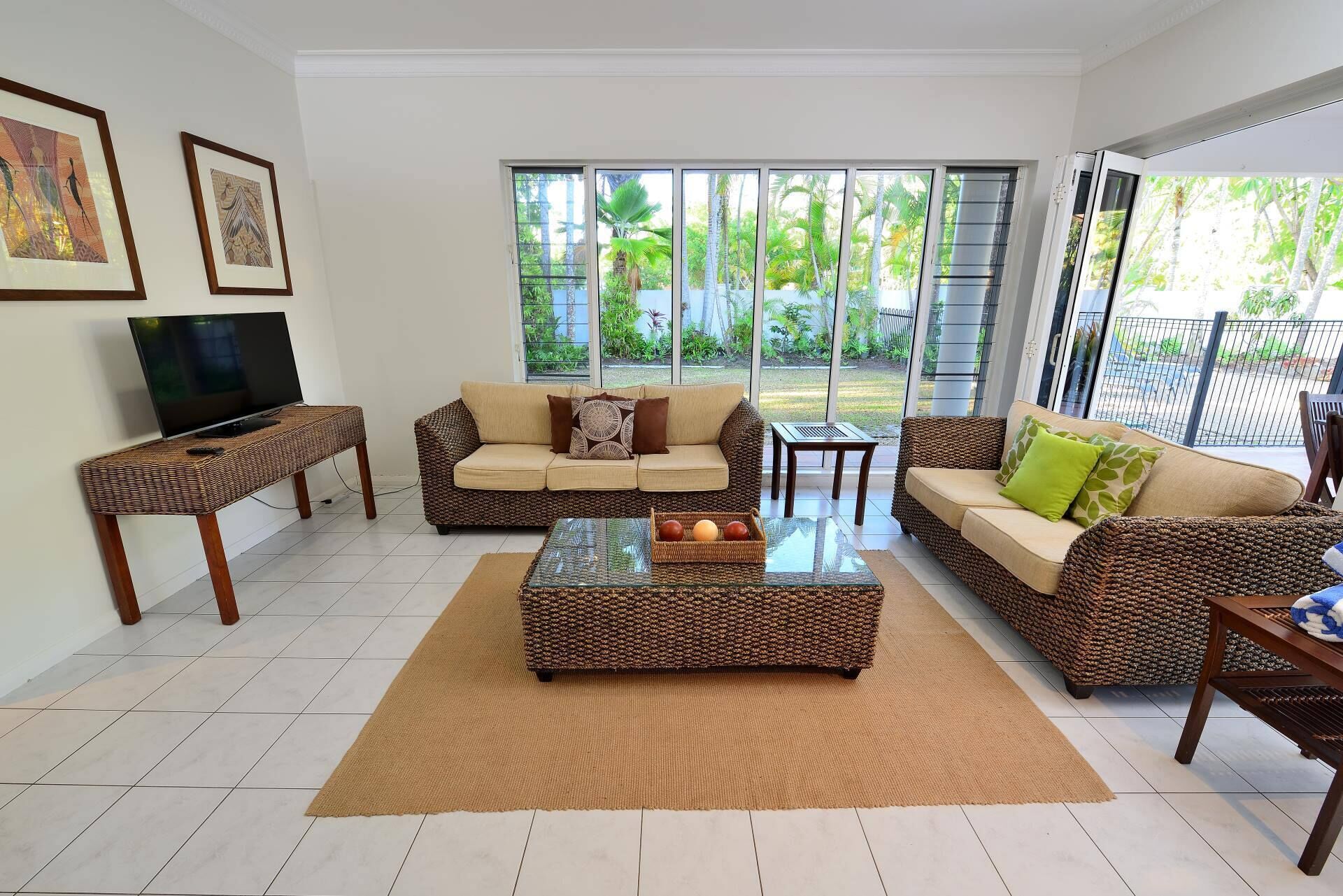 Spacious 4 Bedroom Family Home- a Stones Throw From 4 Mile Beach