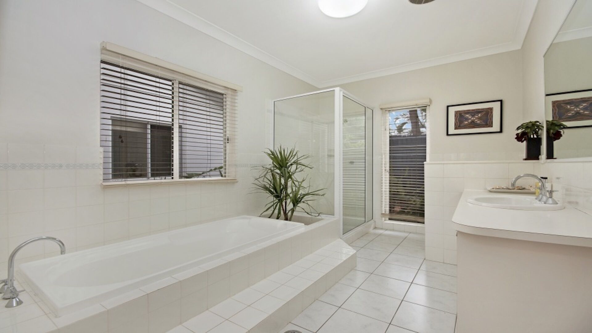 Spacious 4 Bedroom Family Home- a Stones Throw From 4 Mile Beach