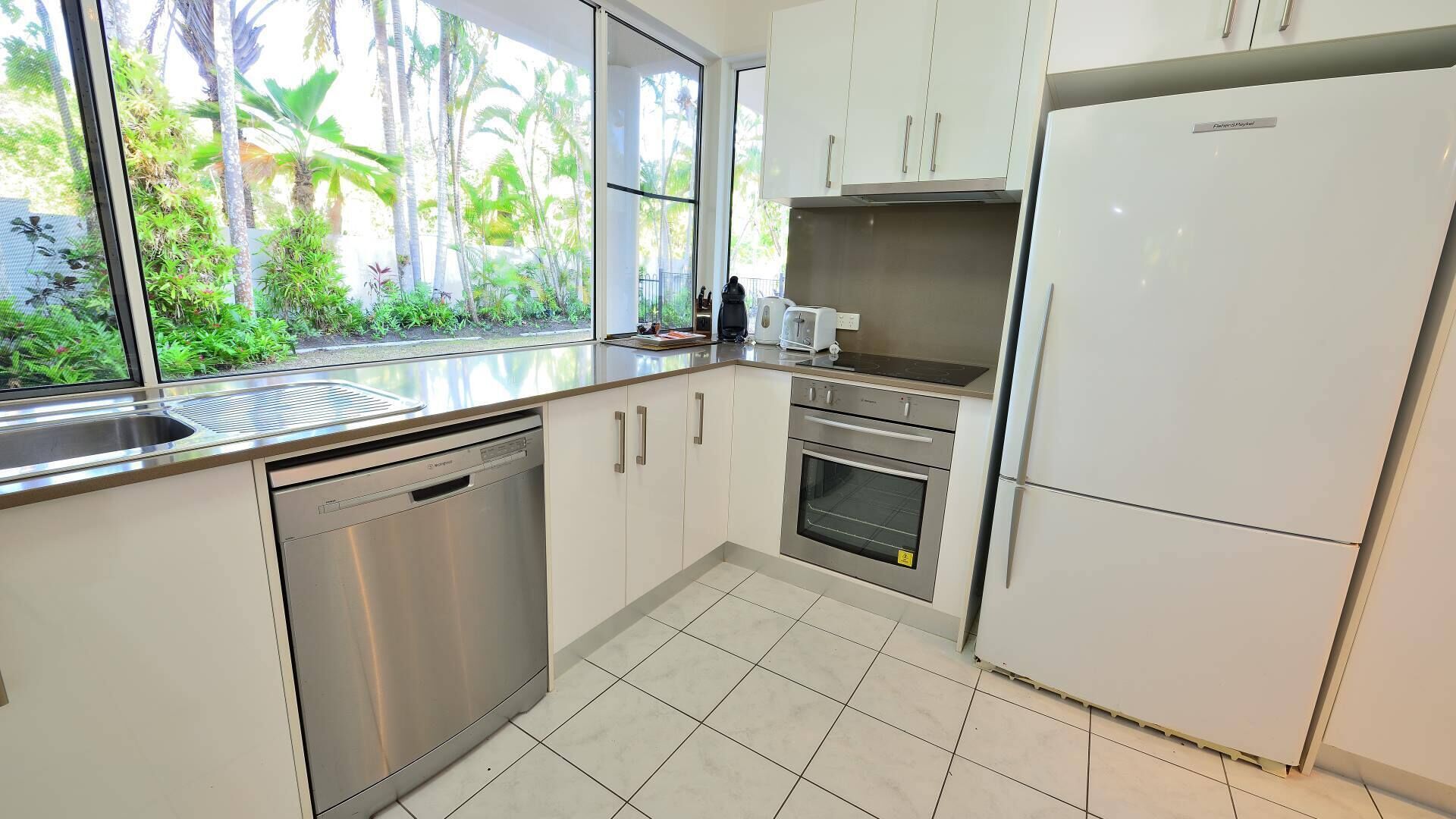 Spacious 4 Bedroom Family Home- a Stones Throw From 4 Mile Beach