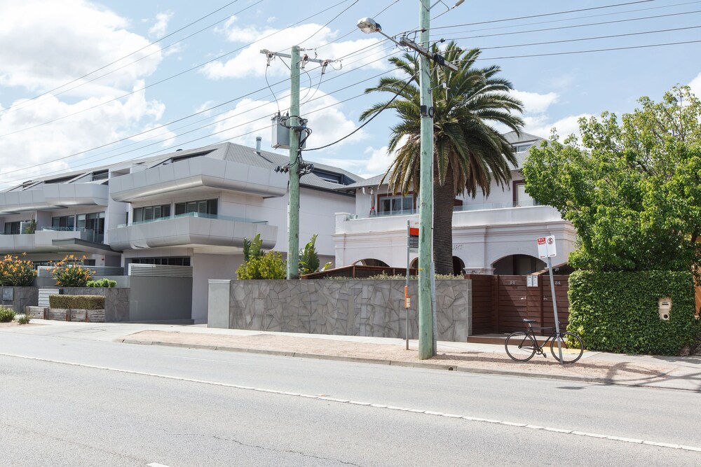 The Jetty Beach Apartment by Ready Set Host