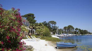 Plage privée à proximité, sable blanc, chaises longues, pêche sur place