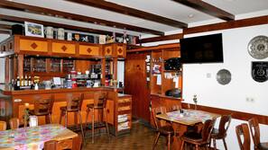 Tägliches Frühstücksbuffet (7.00 EUR pro Person)