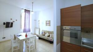 Frigorifero con congelatore, piano cottura, pentole/stoviglie/utensili