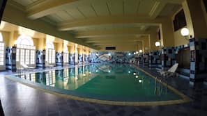 Piscine couverte, parasols de plage, chaises longues