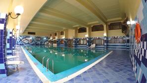 Piscine couverte, parasols de plage, chaises longues