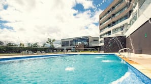 Una piscina al aire libre