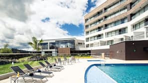 Una piscina al aire libre