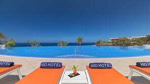 h10 buitenzwembaden parasols ligstoelen zwembad