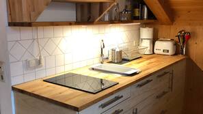 Kühlschrank, Mikrowelle, Herd, Wasserkocher mit Kaffee-/Teezubehör