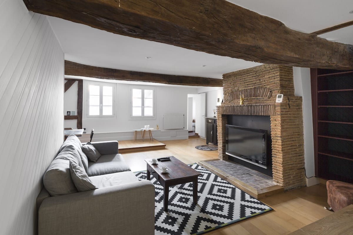 Le Trianon Three Bedroom Apartment Sleeps 6 In Rennes Expedia Le Trianon Three Bedroom Apartment Sleeps 6 In Rennes Expedia