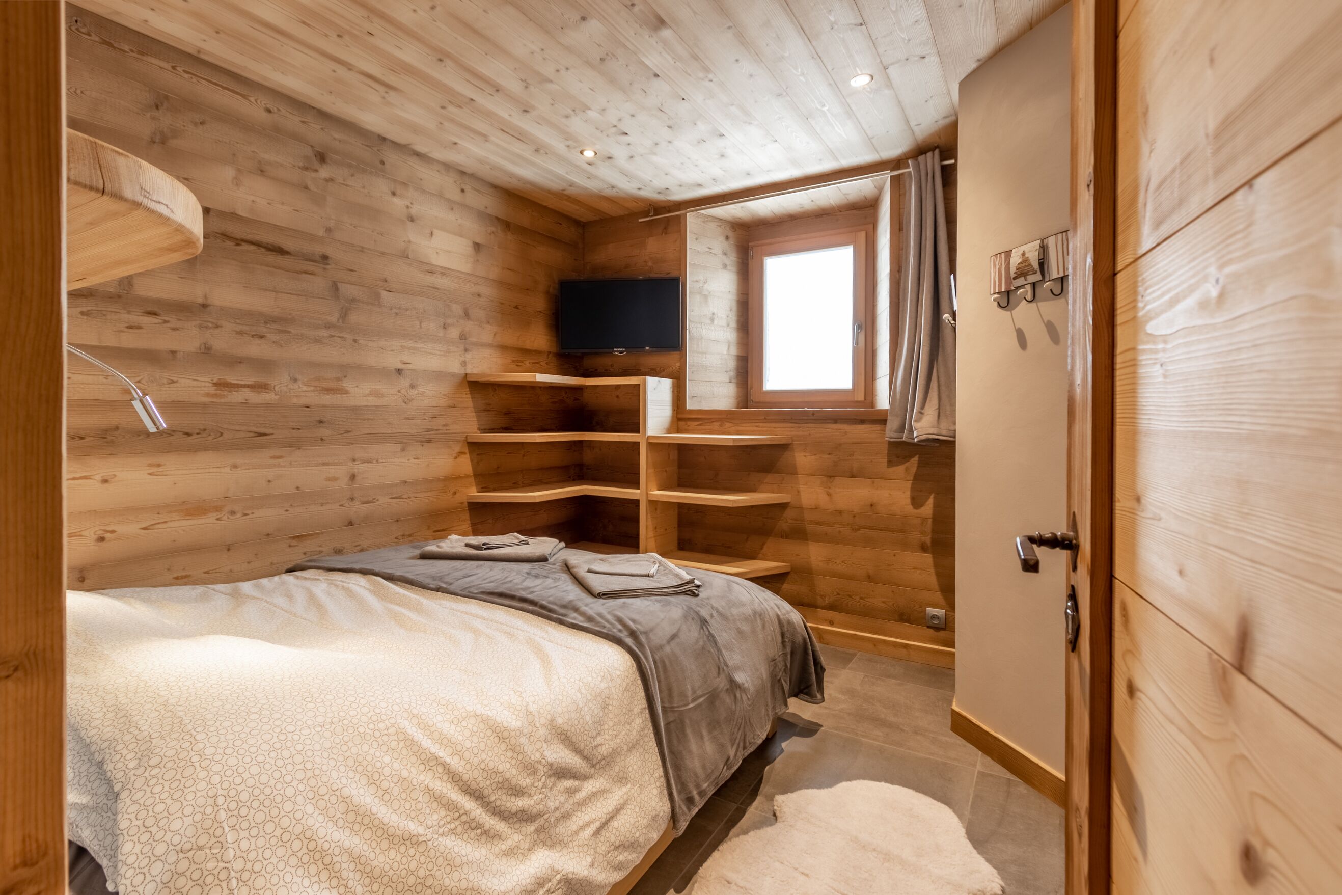 Authentic Renovated Chalet on the Slopes 5 min Walk Arc 1600 4 ch 3 Bath 12pers in Bourg-Saint-Maurice in Bourg Saint Maurice, France