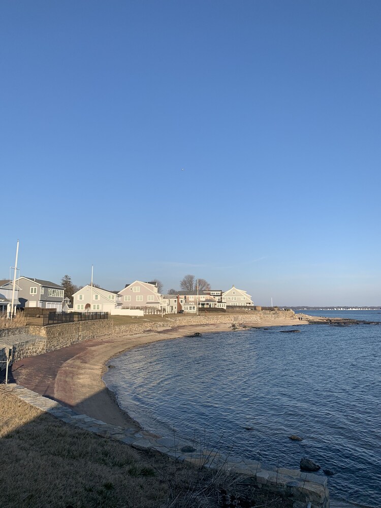 Relaxing Vintage Beach House -Spacious yard and view of Long Island Sound-