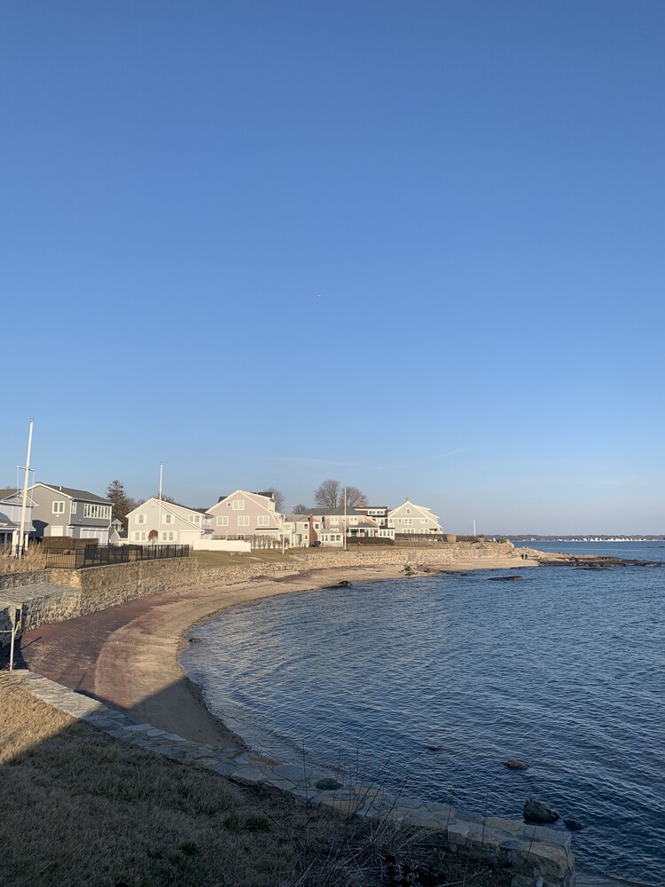 Relaxing Vintage Beach House -Spacious yard and view of Long Island Sound-