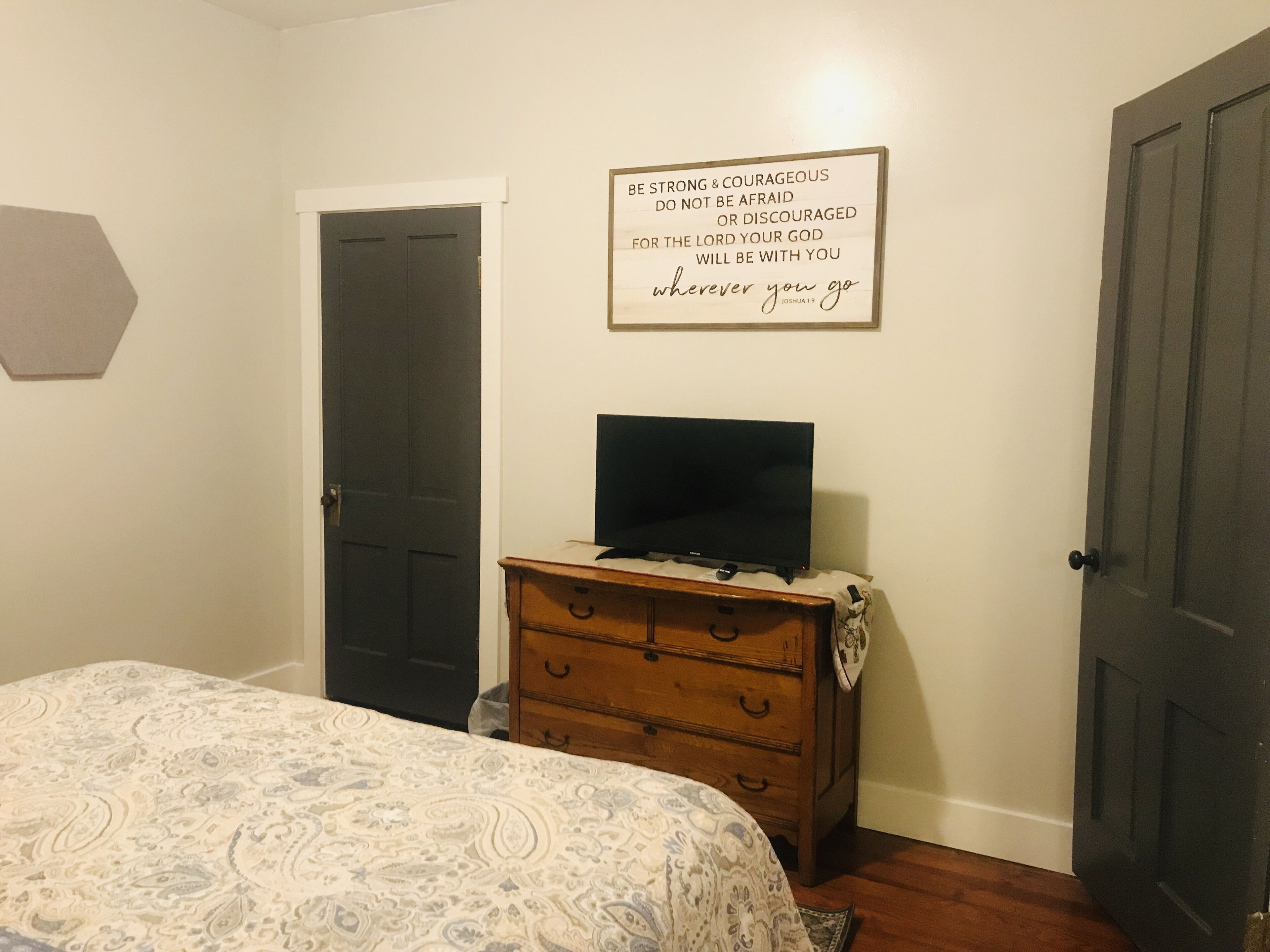 Close TO Ark, Sparkling Clean, BIG Families, Cable, King Bed, Back Yard in Williamstown, United States