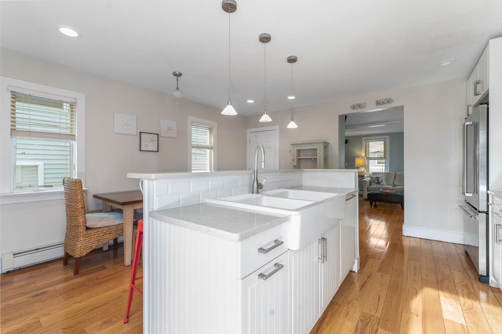 SEA BRIGHT BEACH BEAUTY. 1 block to beach, restaurants, entertainment