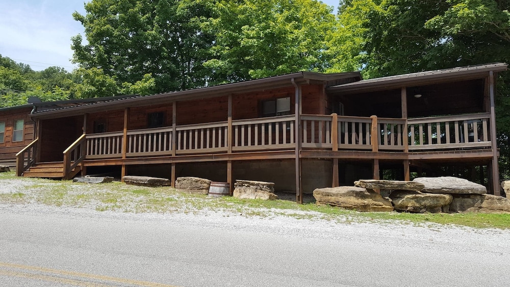 Lakeview Cabin on Dale Hollow Lake, Celina, TN in Celina Best Rates