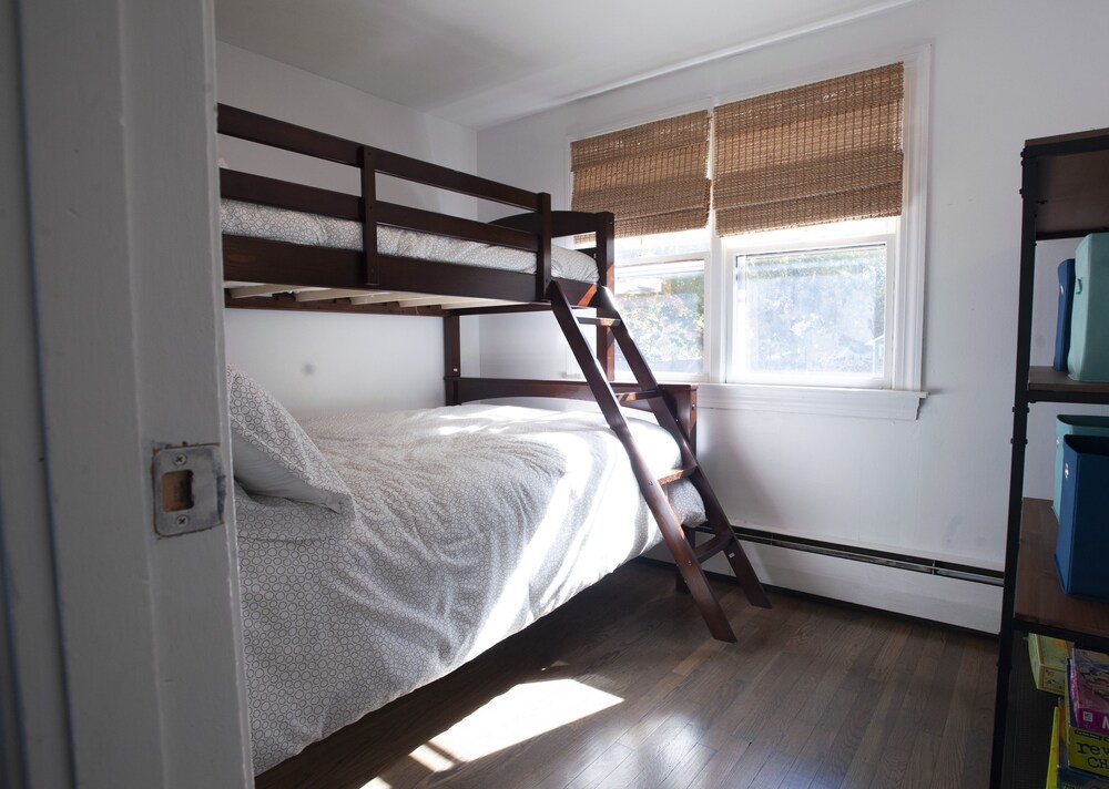 WATERFRONT w/Kayaks & SUP’s ★ Pet friendly ★ HOT TUB★Firepit & FPL★Deck