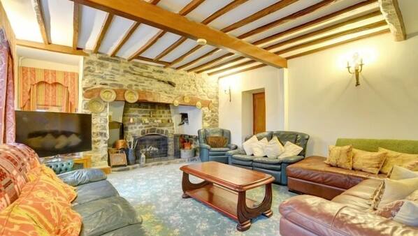 6 bedrooms, iron/ironing board, free WiFi, linens